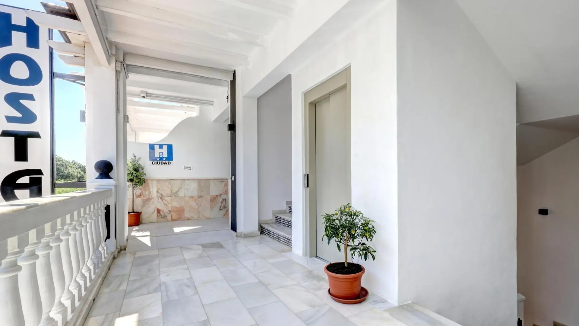 Hostal Puerta Almar Estepona